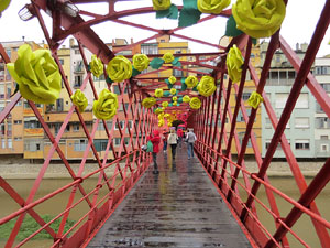 Temps de Flors 2018. Instal&middot;laci&oacute; Pont cap a la llibertat al Pont de les Peixateries Velles