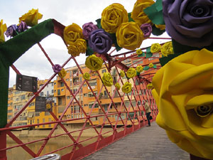 Temps de Flors 2018. Instal&middot;laci&oacute; Pont cap a la llibertat al Pont de les Peixateries Velles
