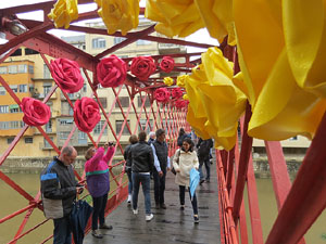 Temps de Flors 2018. Instal&middot;laci&oacute; Pont cap a la llibertat al Pont de les Peixateries Velles
