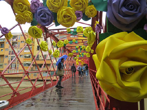 Temps de Flors 2018. Instal&middot;laci&oacute; Pont cap a la llibertat al Pont de les Peixateries Velles