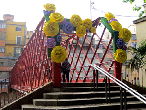 Temps de Flors 2018. Instal&middot;laci&oacute; Pont cap a la llibertat al Pont de les Peixateries Velles