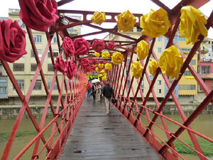 Temps de Flors 2018. Instal&middot;laci&oacute; Pont cap a la llibertat al Pont de les Peixateries Velles
