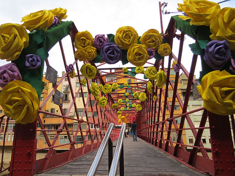 Temps de Flors 2018. Instal&middot;laci&oacute; Pont cap a la llibertat al Pont de les Peixateries Velles