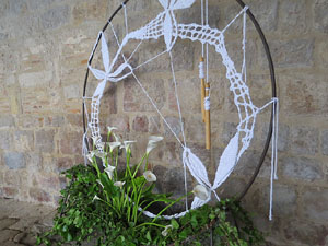 Temps de Flors 2018. Instal&middot;lacions i decoracions florals al claustre rom&agrave;nic del monestir de Sant Daniel