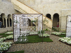 Temps de Flors 2018. Instal&middot;lacions i decoracions florals al claustre rom&agrave;nic del monestir de Sant Daniel