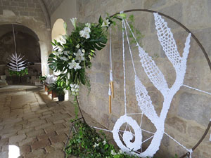 Temps de Flors 2018. Instal&middot;lacions i decoracions florals al claustre rom&agrave;nic del monestir de Sant Daniel