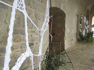 Temps de Flors 2018. Instal&middot;lacions i decoracions florals al claustre rom&agrave;nic del monestir de Sant Daniel