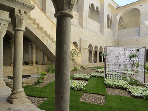 Temps de Flors 2018. Instal&middot;lacions i decoracions florals al claustre rom&agrave;nic del monestir de Sant Daniel