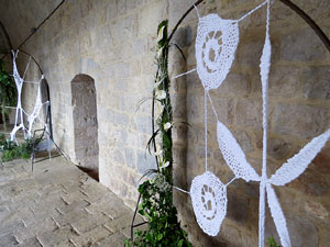 Temps de Flors 2018. Instal&middot;lacions i decoracions florals al claustre rom&agrave;nic del monestir de Sant Daniel