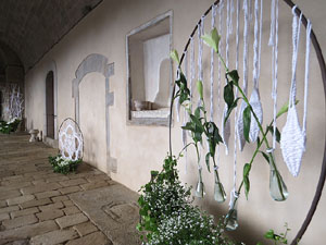 Temps de Flors 2018. Instal&middot;lacions i decoracions florals al claustre rom&agrave;nic del monestir de Sant Daniel