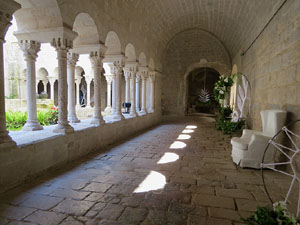 Temps de Flors 2018. Instal&middot;lacions i decoracions florals al claustre rom&agrave;nic del monestir de Sant Daniel