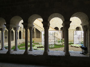 Temps de Flors 2018. Instal&middot;lacions i decoracions florals al claustre rom&agrave;nic del monestir de Sant Daniel