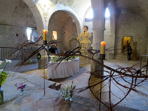 Temps de Flors 2018. Instal&middot;laci&oacute; Ofrena a l'interior de la capella de Santa Ll&uacute;cia