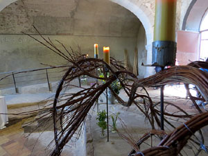 Temps de Flors 2018. Instal&middot;laci&oacute; Ofrena a l'interior de la capella de Santa Ll&uacute;cia