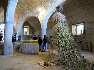 Temps de Flors 2018. Instal&middot;laci&oacute; Ofrena a l'interior de la capella de Santa Ll&uacute;cia