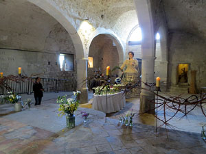 Temps de Flors 2018. Instal&middot;laci&oacute; Ofrena a l'interior de la capella de Santa Ll&uacute;cia