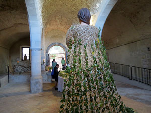 Temps de Flors 2018. Instal&middot;laci&oacute; Ofrena a l'interior de la capella de Santa Ll&uacute;cia
