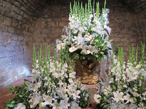 Temps de Flors 2018. Decoracions florals als baixos de l'edifici de les Sarra&iuml;nes