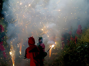 Festival Und&agrave;rius 2018. Correfoc amb el Petit Drac Major de Girona i els Trons de l'Onyar