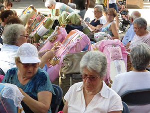 Festival Und&agrave;rius 2018. Trobada de puntaires a la pla&ccedil;a de Sant Feliu