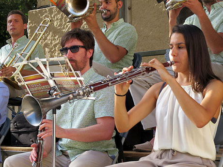 Festival Und&agrave;rius 2018. Sardanes a la pla&ccedil;a de Sant Feliu amb la cobla Rossinyolets de Castell&oacute; d'Emp&uacute;ries