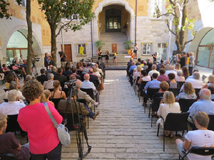 Diada Nacional 2018. Acte institucional al Pati de les Magn&ograve;lies, amb parlaments de Marta Madrenas, Miquel Noguer i Pere Vila