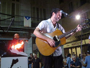 Diada Nacional 2018. XII Marxa de Torxes de Girona. Crema del Decret de Nova Planta i concert de Ca&iuml;m Riba
