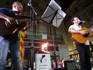 Diada Nacional 2018. XII Marxa de Torxes de Girona. Crema del Decret de Nova Planta i concert de Ca&iuml;m Riba