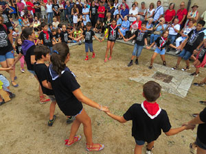 Festa Major de Sant Daniel 2018 - Danses i salutacions a la placeta del monestir de Sant Daniel