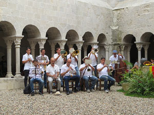 Festa Major de Sant Daniel 2018 - Audici&oacute; i ballada de la Sardana de les monges al claustre del Monestir de Sant Daniel