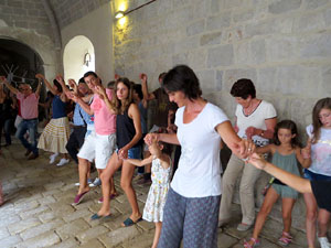 Festa Major de Sant Daniel 2018 - Audici&oacute; i ballada de la Sardana de les monges al claustre del Monestir de Sant Daniel