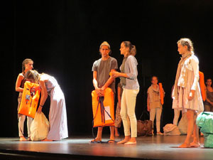 FITAG 2018 - Representaci&oacute; de l'obra Europa, a c&agrave;rrec de Cr&agrave;dula Teatre i el Cor Preludi, al Teatre Municipal
