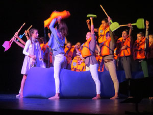 FITAG 2018 - Representaci&oacute; de l'obra Europa, a c&agrave;rrec de Cr&agrave;dula Teatre i el Cor Preludi, al Teatre Municipal