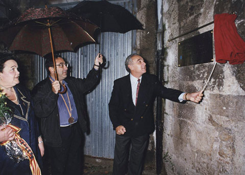 El President de la Diputaci&oacute; Josep Arnau destapant la placa que bateja la nova parella de gegants, Xavier Cugat i La Musa. L'acompanyen l'alcalde de Girona Joaquim Nadal i Maria Carme Ribas i Mora. 25 de setembre 1993