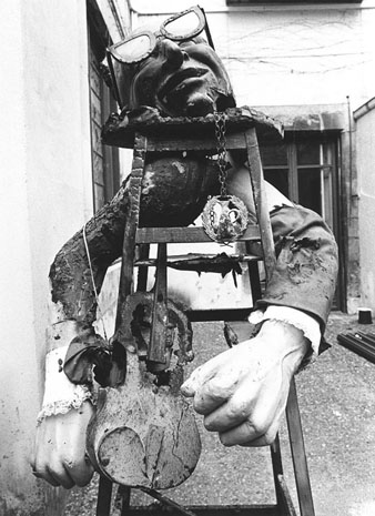 El gegant Cugat cremat durant les fires de Sant Narc&iacute;s. 4 de novembre 1994