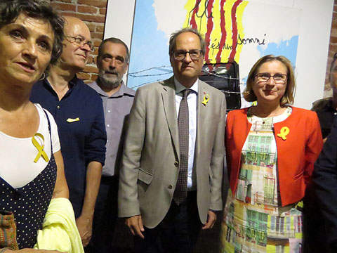 El President Torra amb Herv&eacute; Pi, del Comit&egrave; de Solidaritat Catalana de la Catalunya Nord, i els comissaris de l'exposici&oacute; Fina Duran Riu i Esteve Sabench