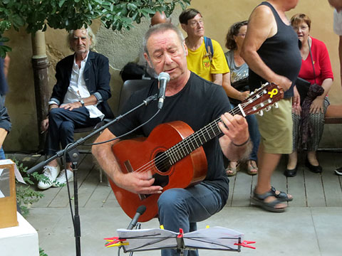 Pascal Comelade al pati de la Casa de la Catalanitat