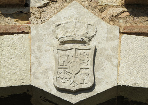 Escut al portal de l'edifici del Cos de Gu&agrave;rdia. Es tracta de l'escut del rei d'Espanya, amb les armes de Castella (un castell), de Lle&oacute; (un lle&oacute;), de Granada (una magrana, a la part inferior) i al centre un &ograve;val amb tres flors de lis de la dinast�a Borb&oacute;. Va ser usat des del regnat de Felip V fins al final del d'Isabel II (1868) i, de forma puntual, des de 1875 fins 1931 durant la II Restauraci&oacute; borb&ograve;nica