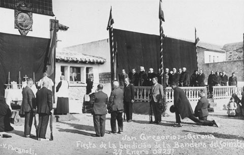 Festa de la benedicci&oacute; de la bandera del Sometent a Sant Gregori. Gent agenollada davant un altar a l'aire lliure instal&middot;lat davant l'escola de Sant Gregori. 27 de gener de 1929