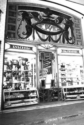 Fa&ccedil;ana de la Pastisseria Puig a l'Argenteria. 1989