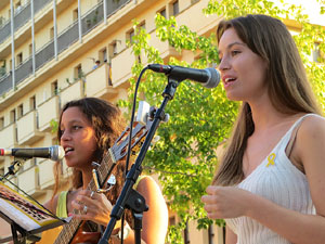 Concentraci&oacute; a la pla&ccedil;a de Santa Susanna per la llibertat dels presos pol&iacute;tics, amb Montse Puigdemont Casa