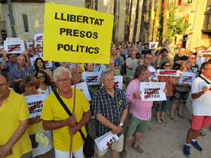 Concentraci&oacute; a la pla&ccedil;a de Santa Susanna per la llibertat dels presos pol&iacute;tics, amb Montse Puigdemont Casa