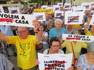 Concentraci&oacute; a la pla&ccedil;a de Santa Susanna per la llibertat dels presos pol&iacute;tics, amb Montse Puigdemont Casa