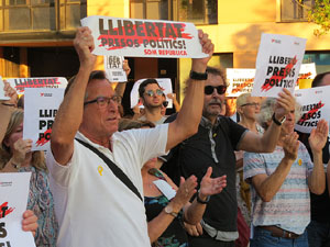 Concentraci&oacute; a la pla&ccedil;a de Santa Susanna per la llibertat dels presos pol&iacute;tics, amb Montse Puigdemont Casa