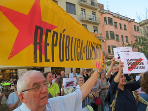 Concentraci&oacute; a la pla&ccedil;a de Santa Susanna per la llibertat dels presos pol&iacute;tics, amb Montse Puigdemont Casa
