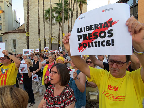 Concentraci&oacute; a la pla&ccedil;a de Santa Susanna per la llibertat dels presos pol&iacute;tics, amb Montse Puigdemont Casamaj&oacute;