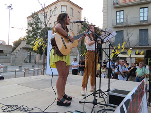 Concentraci&oacute; a la pla&ccedil;a de Santa Susanna per la llibertat dels presos pol&iacute;tics, amb Montse Puigdemont Casa