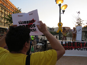 Concentraci&oacute; a la pla&ccedil;a de Santa Susanna per la llibertat dels presos pol&iacute;tics, amb Montse Puigdemont Casa