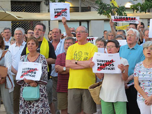 Concentraci&oacute; a la pla&ccedil;a de Santa Susanna per la llibertat dels presos pol&iacute;tics, amb Montse Puigdemont Casa