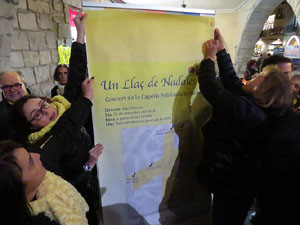 Concentraci&oacute; a la pla&ccedil;a del Vi per la llibertat dels presos pol&iacute;tics, amb la Polif&ograve;nica de Girona